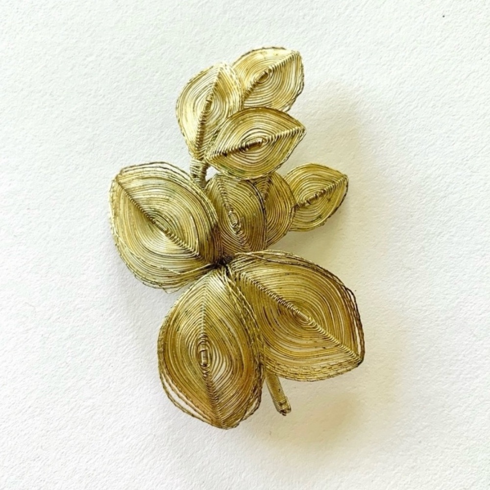 Vintage gold tone wrapped fine metal wire leafy brooch pin